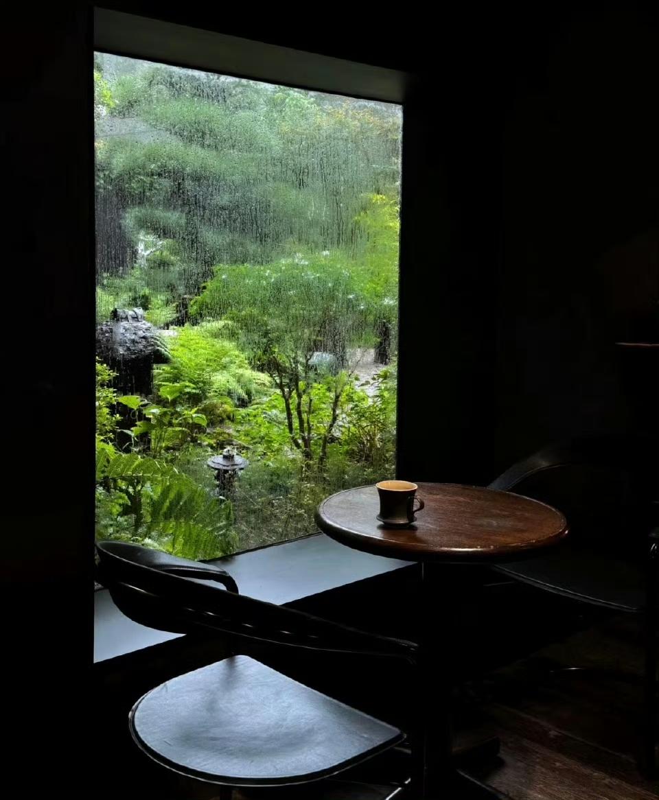 人只要不贪心，生命中所遇之人、所遇之事、都是馈赠  ，顺境予你温柔 ，逆境予你成