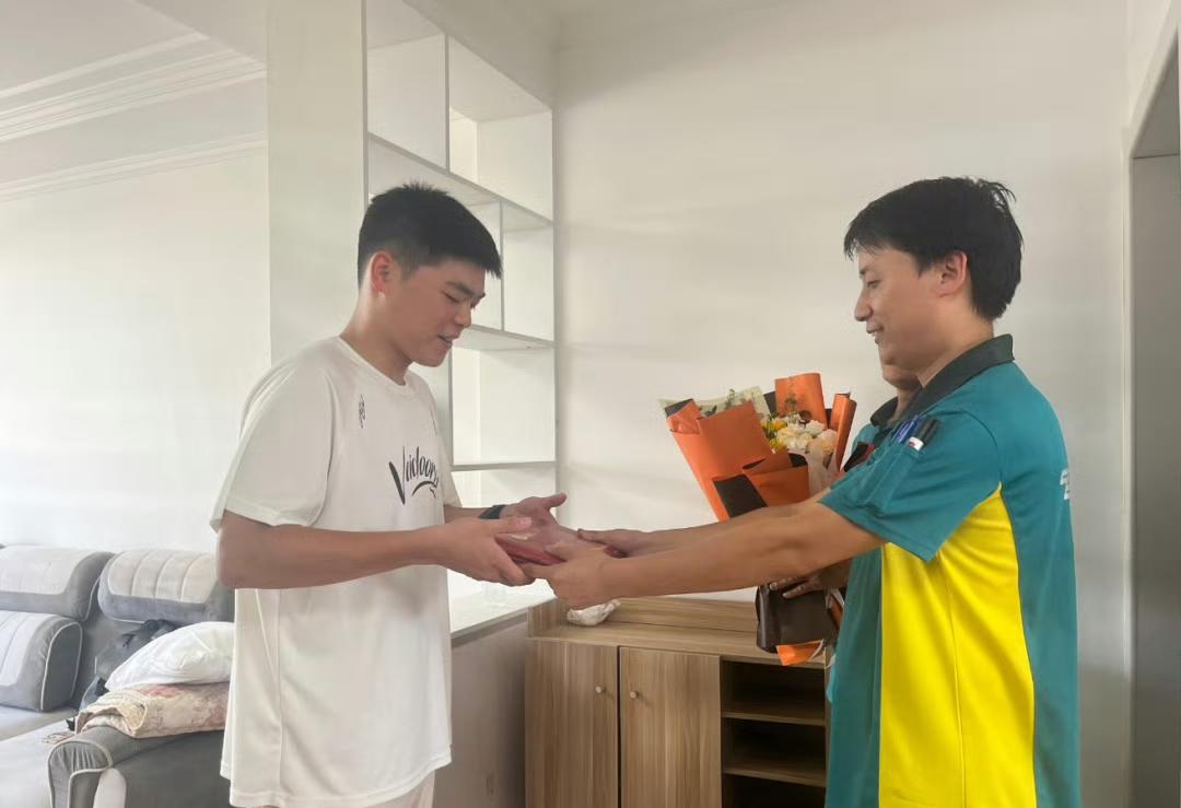 安徽池州首封高考录取通知书来了！

今天下午，快递员给池州市第一中学学生胡震峰送