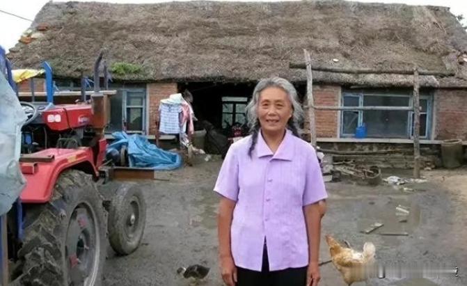 1973年，女知青黄丽萍携农村丈夫归宁波父母家，刚进门，丈夫瞧见墙上照片即大惊，