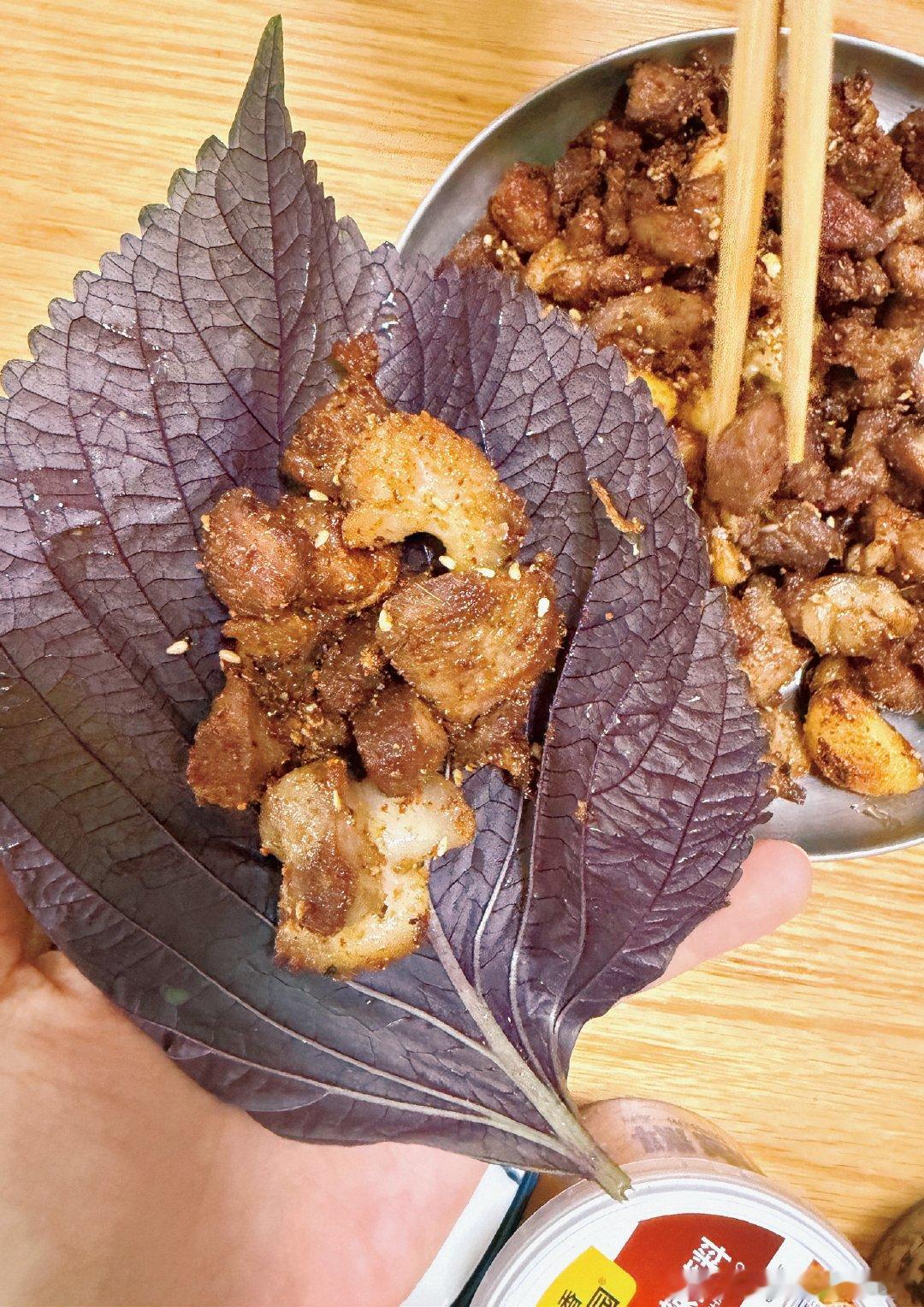 爷爷做的“羊肉串儿”，奶奶摘的紫苏叶 