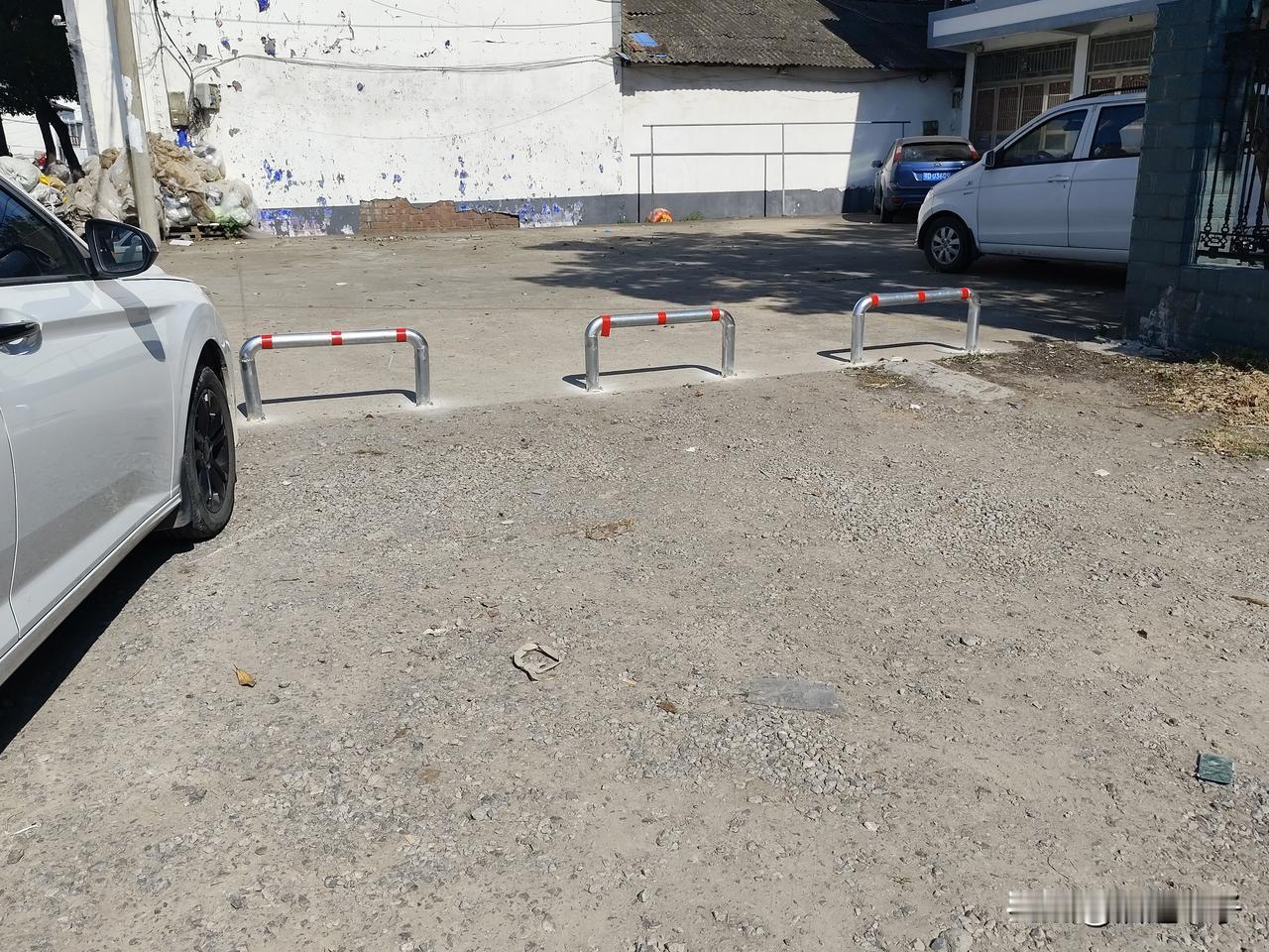路过这了有时候办事临时停下车，里面那个空地的主家是个超市，我都会去买瓶饮料，就权
