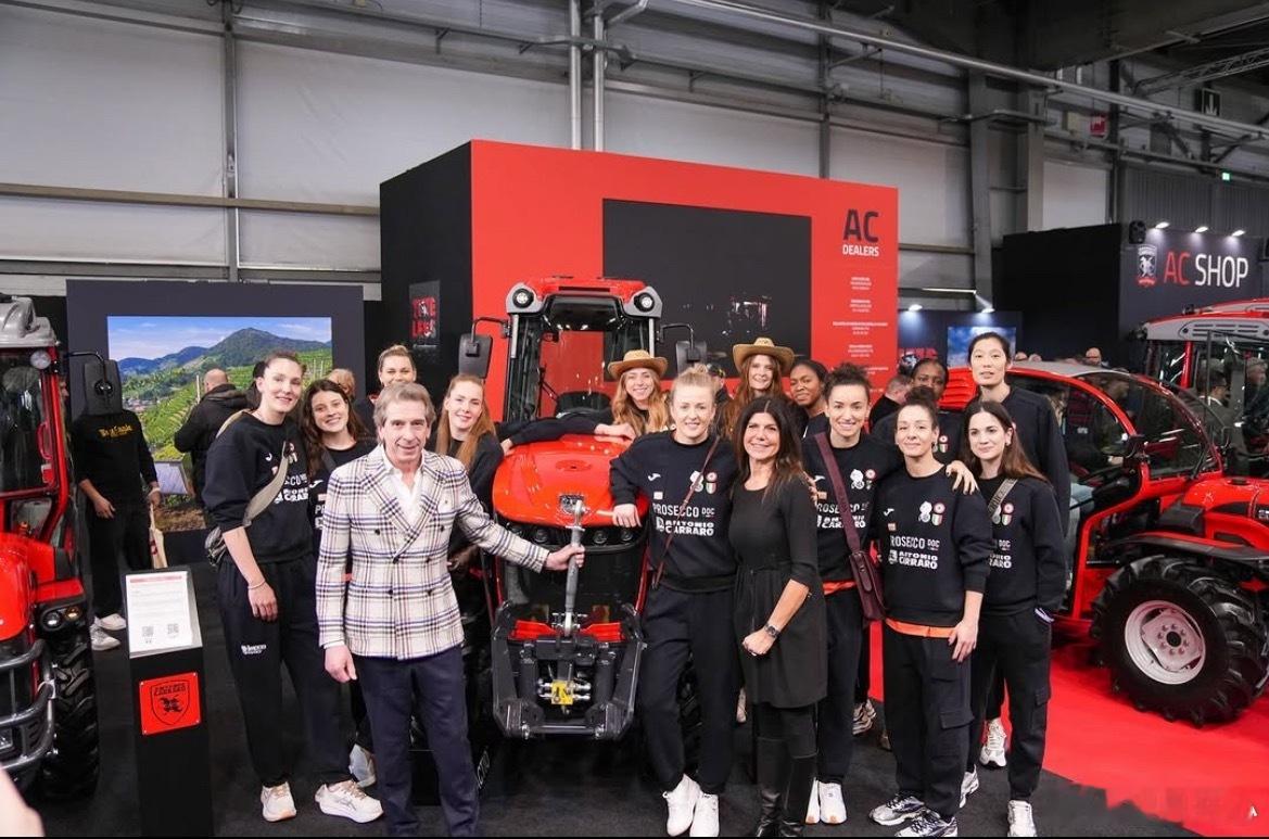 朱婷  朱婷和队友参加活动朱婷留洋第七季世界女排新闻