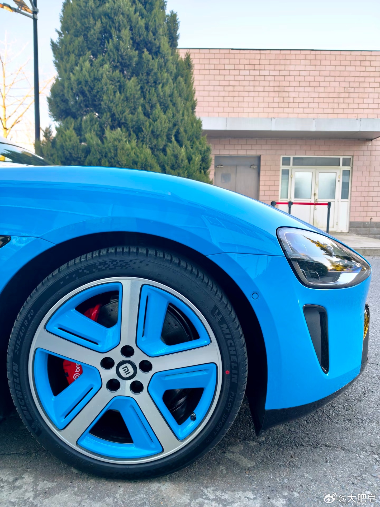 小米SU7卡布里蓝的新轮毂有点高端车型的味道了嗷。 