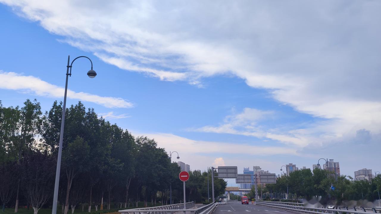 宜居龙城太原
 
今日太原碧空如洗，澄澈蓝天衬着朵朵白云，空气清润宜人。天上云朵