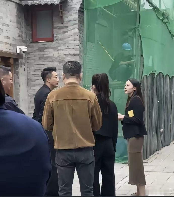 路人镜头下的马筱梅，从背影看很一般，个子不是很高像一米六，就这还穿了厚厚的增高鞋