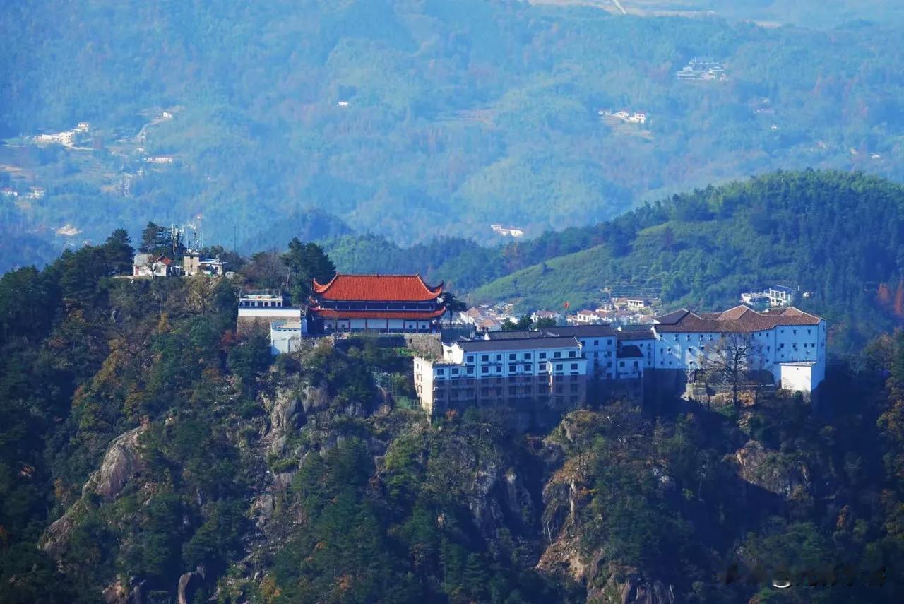 圣山背后的风景《首发》
九华山背后有一座山叫花台，由于春天有漫山遍野的山茶花而得