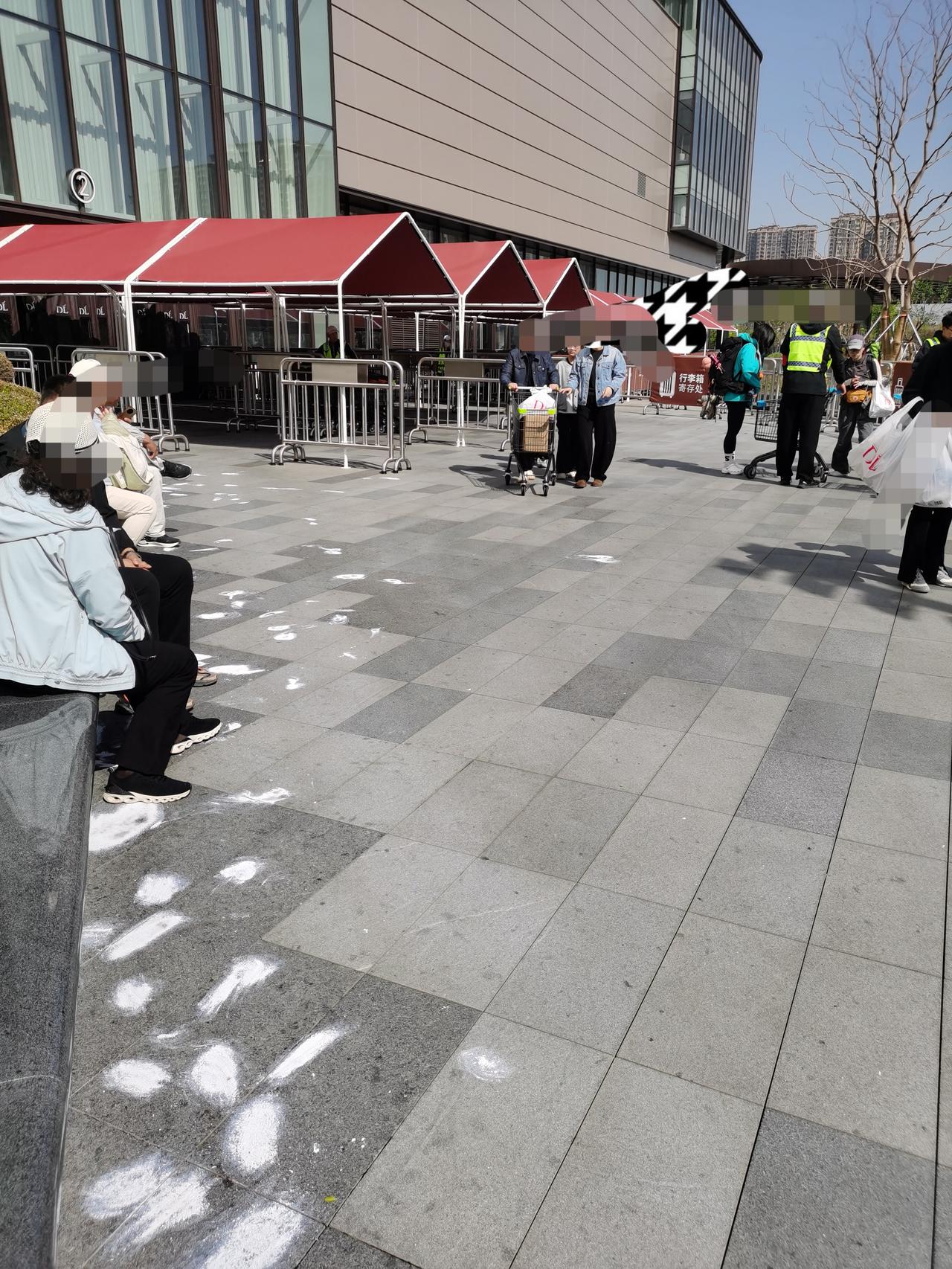 胖东来很无语，也很无奈。
逛超市，累了，坐在台阶上歇会儿，顺手抽支烟，很解乏，很
