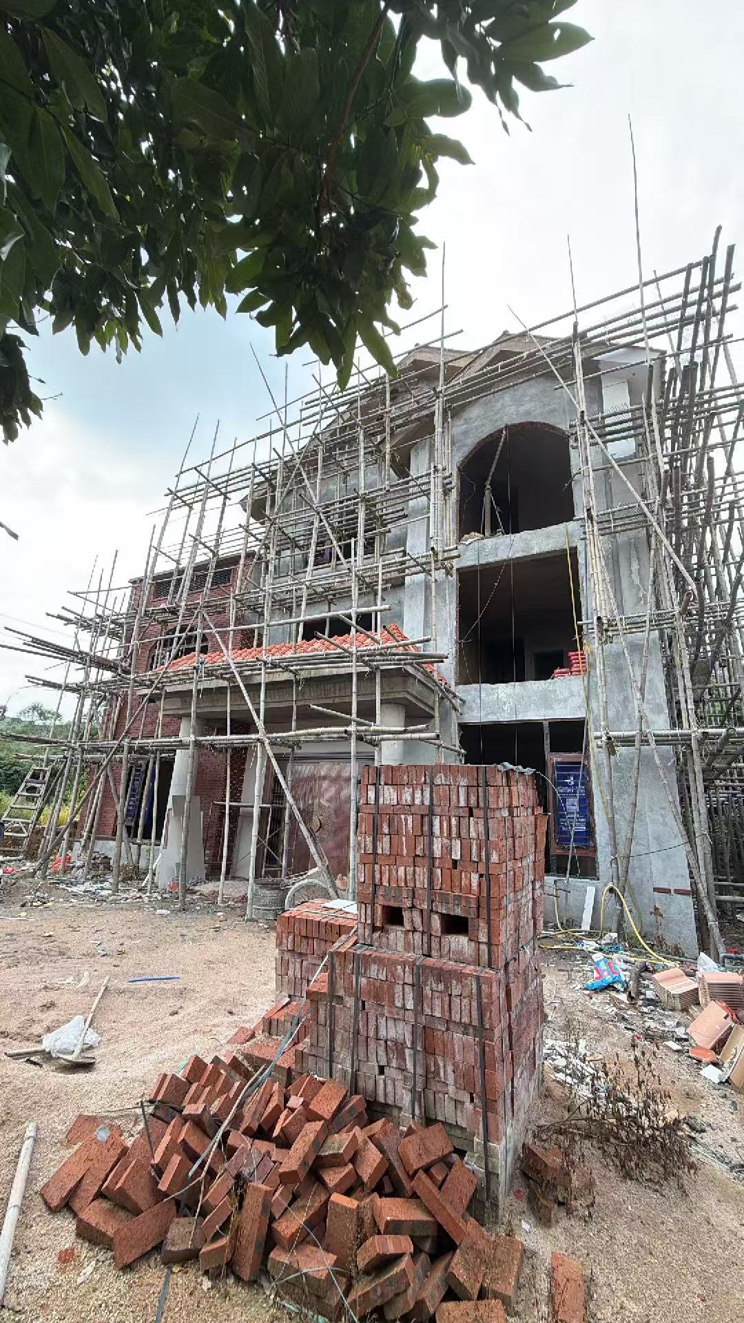 农村自建房 乡下建房进度奇慢无比，每位师傅同期接好几个工地，这边做几天那边做几天