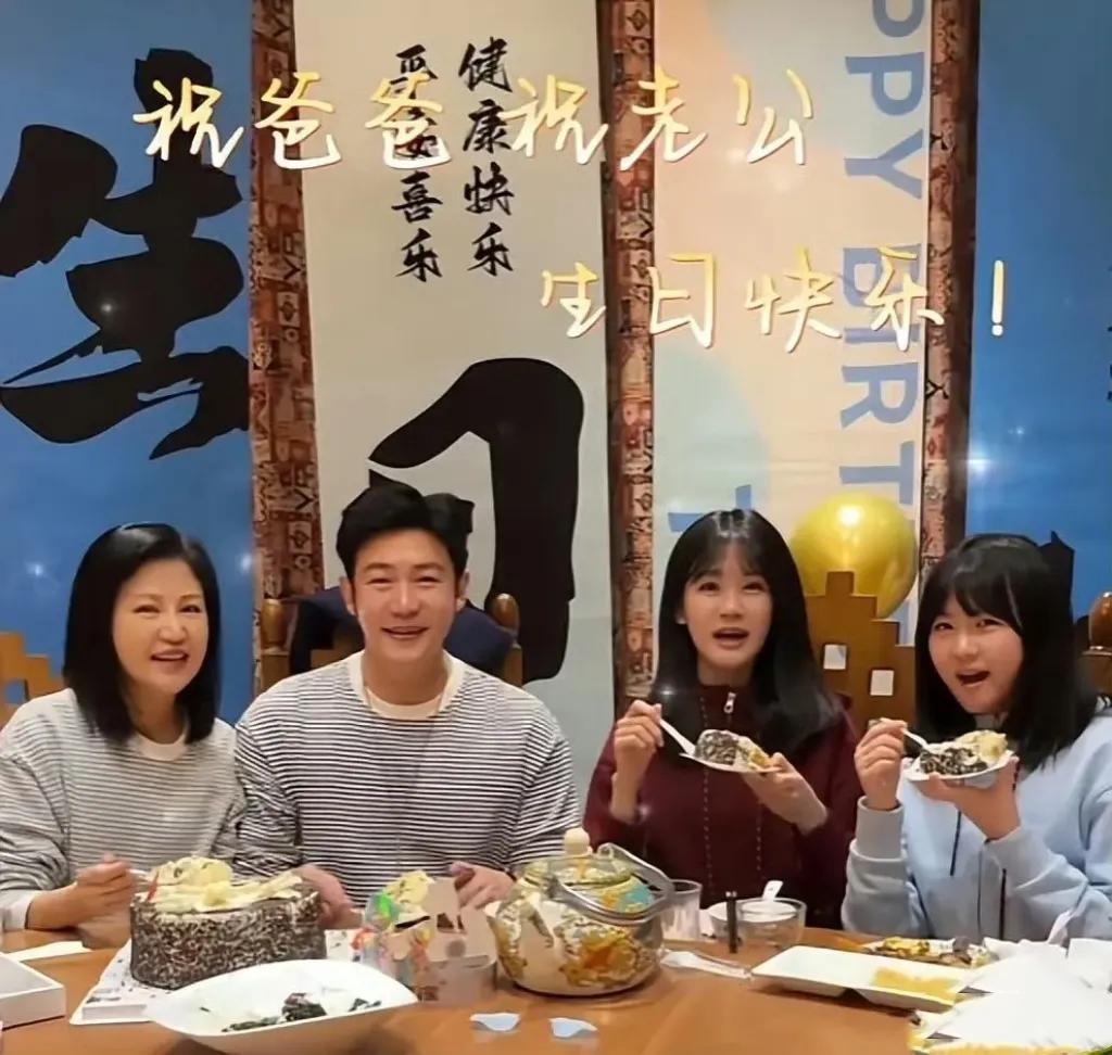 陆毅生日女儿读手写信哭了！
陆毅50岁生日当天，妻子鲍蕾分享的庆生视频中，两个女