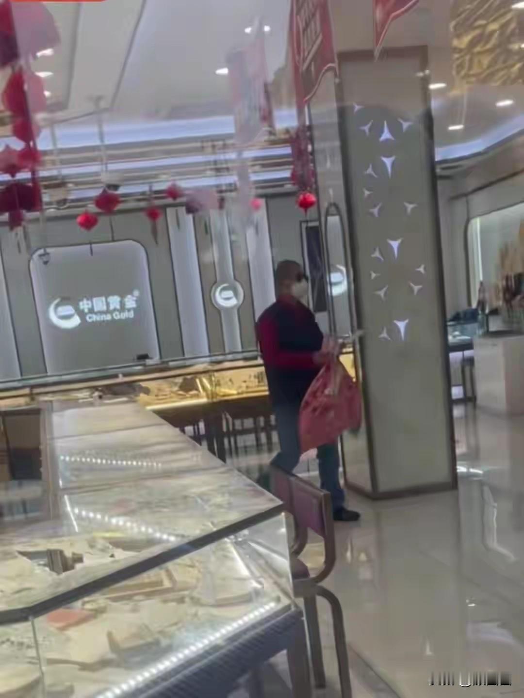 “现在这年代，居然还有人敢抢金店？”

10月26日，上海浦东新区周浦镇康沈路一