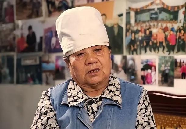 1983年，45岁女子正摆摊卖早餐，突然来了4个少年，女子端上饭来，他们转眼就吃