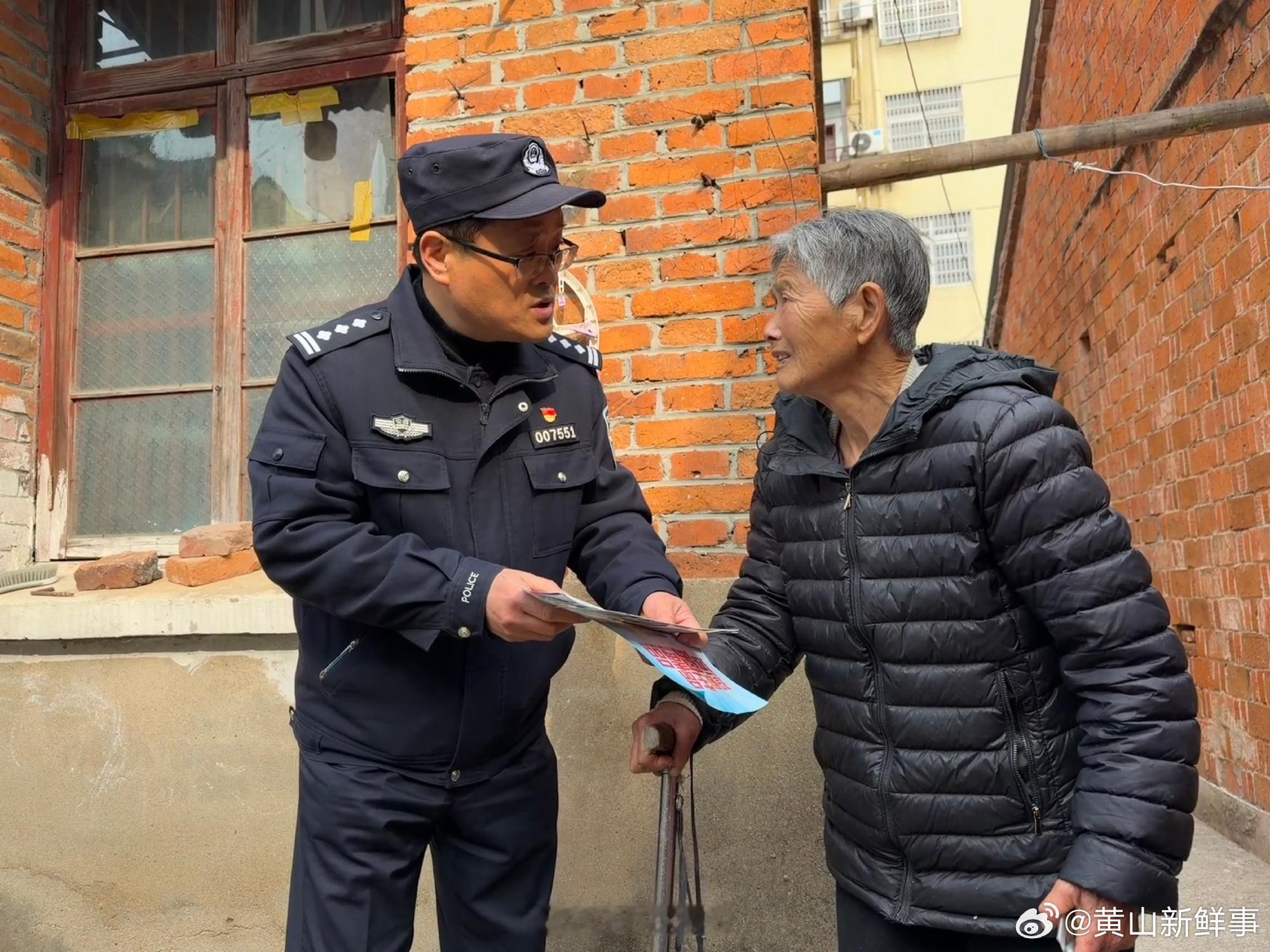 【上门送证暖民心服务群众零距离 】1月6日，合肥撮镇派出所社区民警在开展日常工作