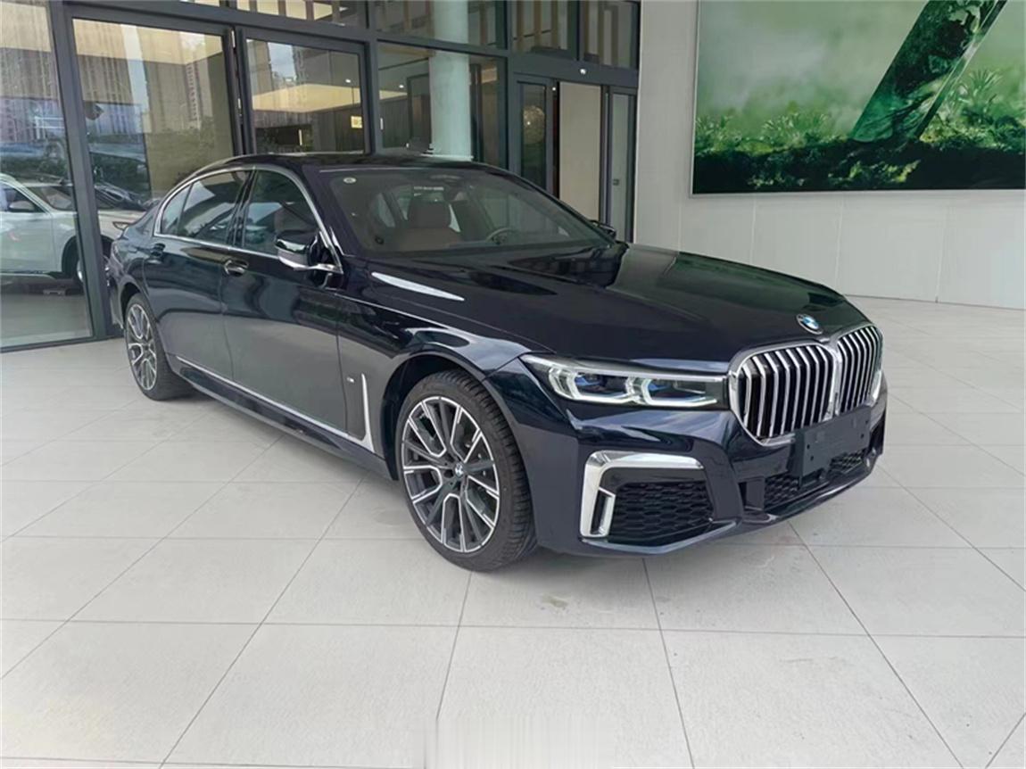 宝马 750Li xDrive 碳黑/松露褐直接打七折安排，13×万就能提走绝版