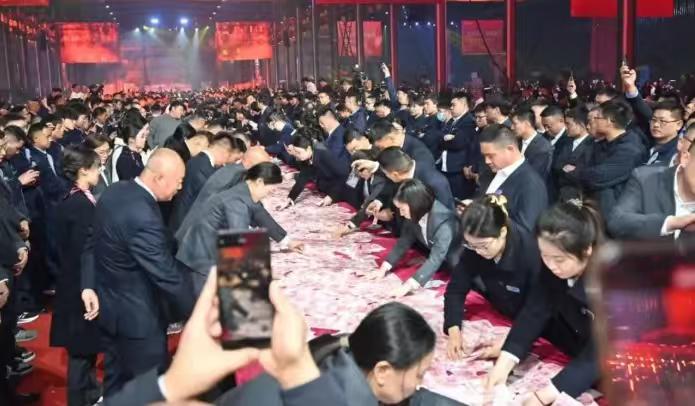 一个“爱发钱”的老板，哪个打工人能不喜欢呢！
天下财富，聚散无常。
有的人把钱放