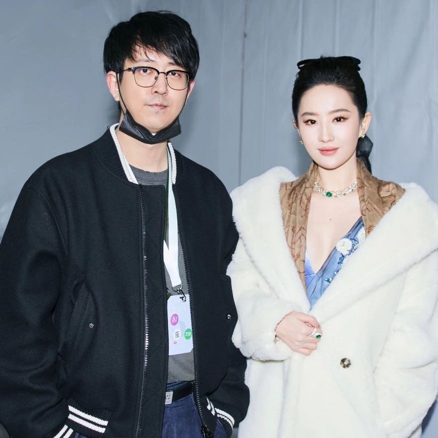 杨奇刘亦菲合影优秀的人总是顶峰相见，刘亦菲卓越的影响力，即使是在不同圈层，也不言