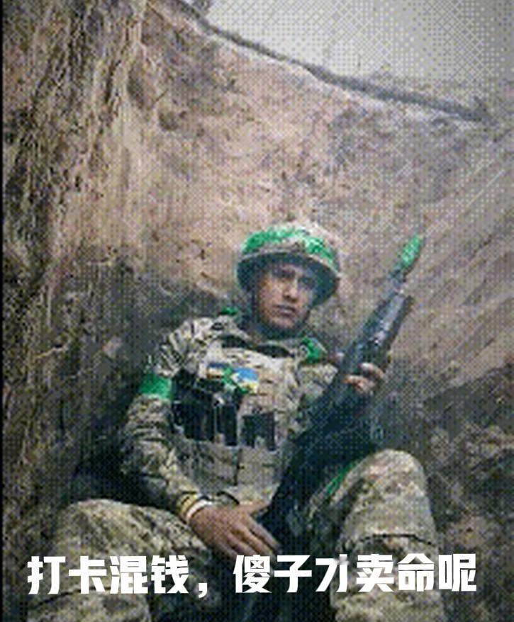 早上8点，他们准时上班骂董宇辉。
晚上8点，你又能在“与辉同行”直播间，看见他们