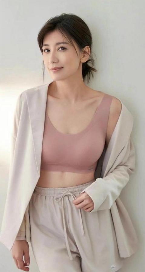 2009年，贾静雯生了一个女儿，婆婆气得破口大骂。后来贾静雯离婚，婆婆高兴坏了，