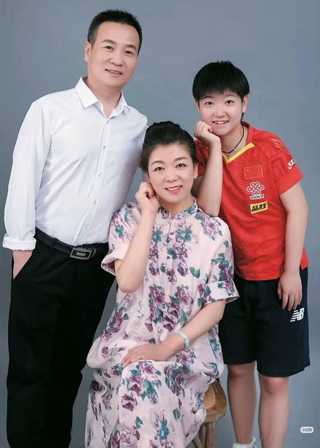 莎莎含泪说出自己家庭情况。我的爸爸是从农村考的大学生，爷爷家的家庭条件并不好，所