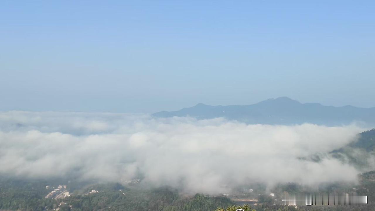 ☁️云海漫过山峦，似揉碎的月光漫淌山谷。原来从不必远赴寻仙境，世间至美风景，向来