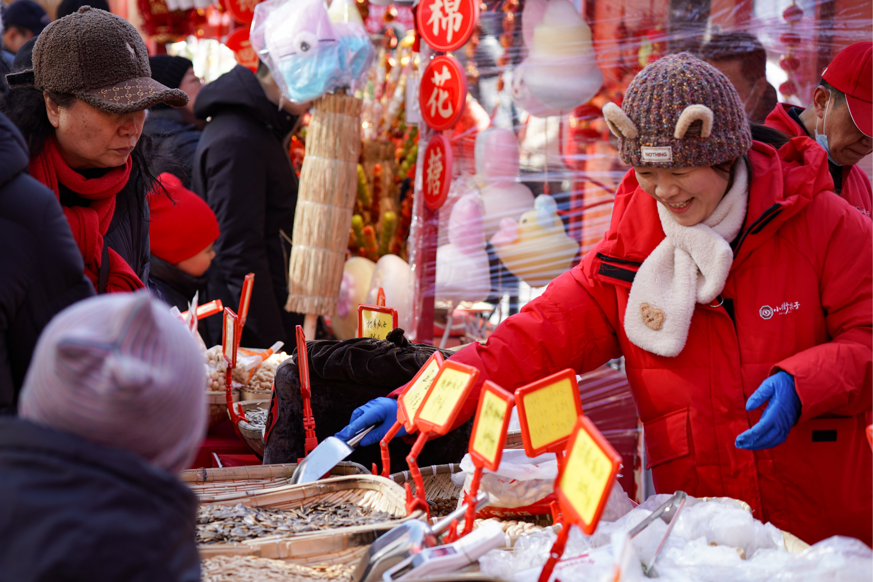 #年轻人赋予年货全新情绪价值# 【港媒：Z世代赋予年货全新情绪价值】#赛博年味风