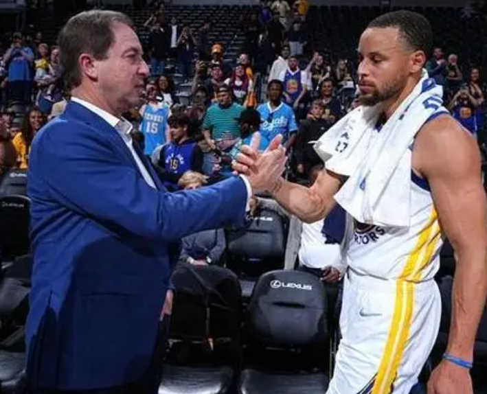 勇士队记Anthony Slater透露，未来一个月内，勇士老板拉科布与管理层预