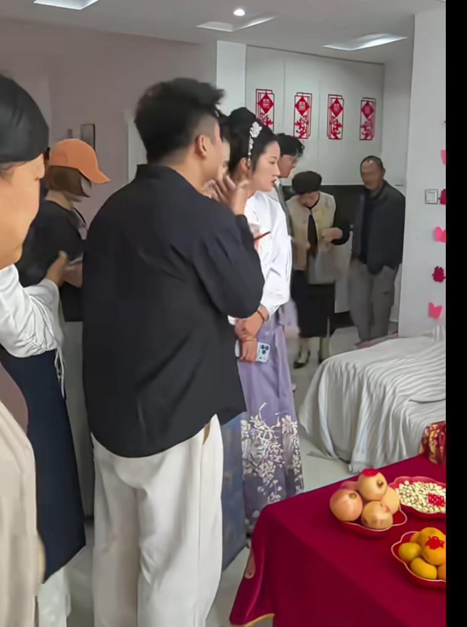 没想到吧？新娘子会这么松驰！
就一会儿功夫，人就靠在沙发上呼呼睡着了，完全不受外