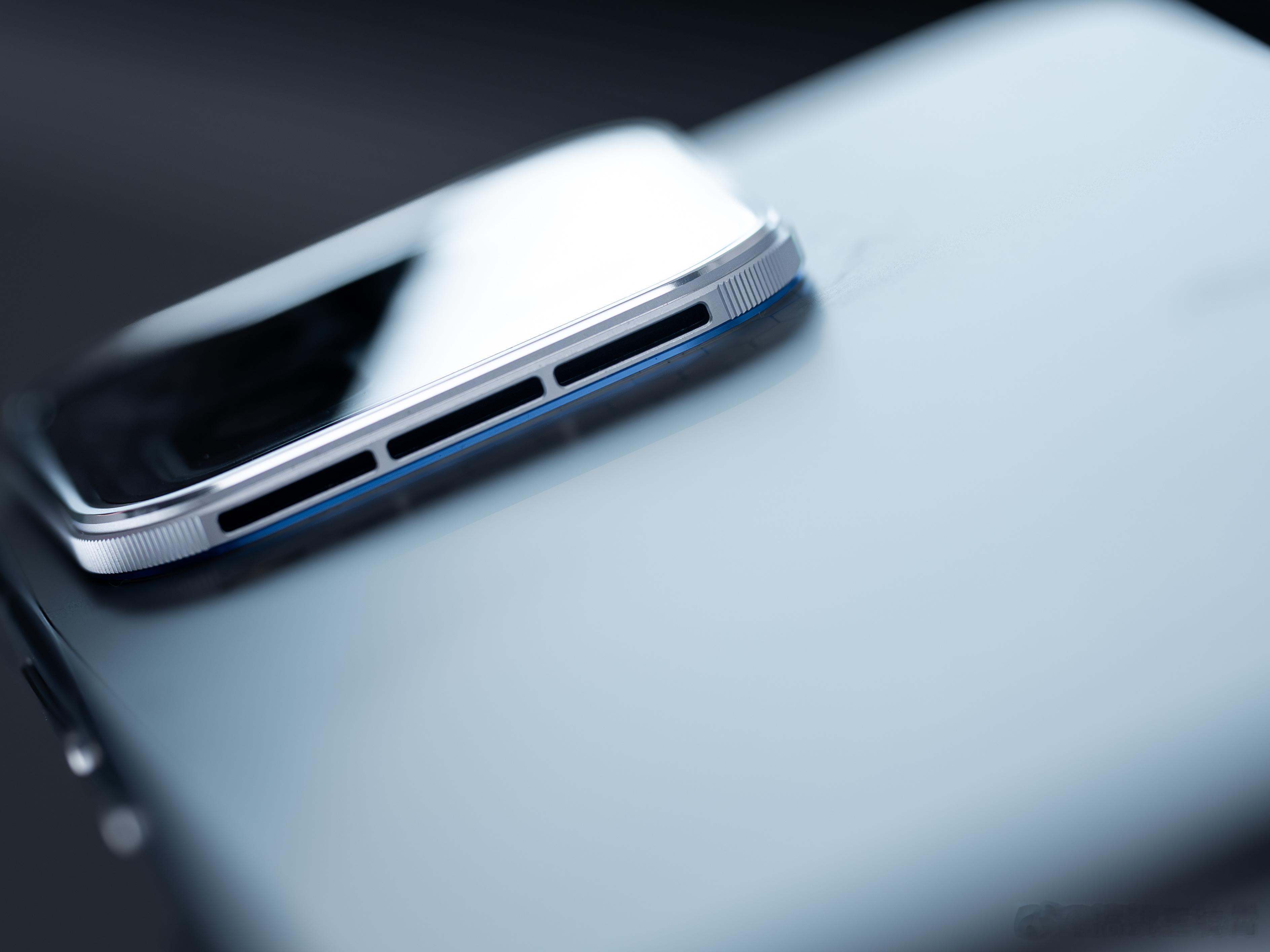 人才，给iQOO 15 Ultra拍了组图又被夹了，微博夹的实在是厉害，我总不能