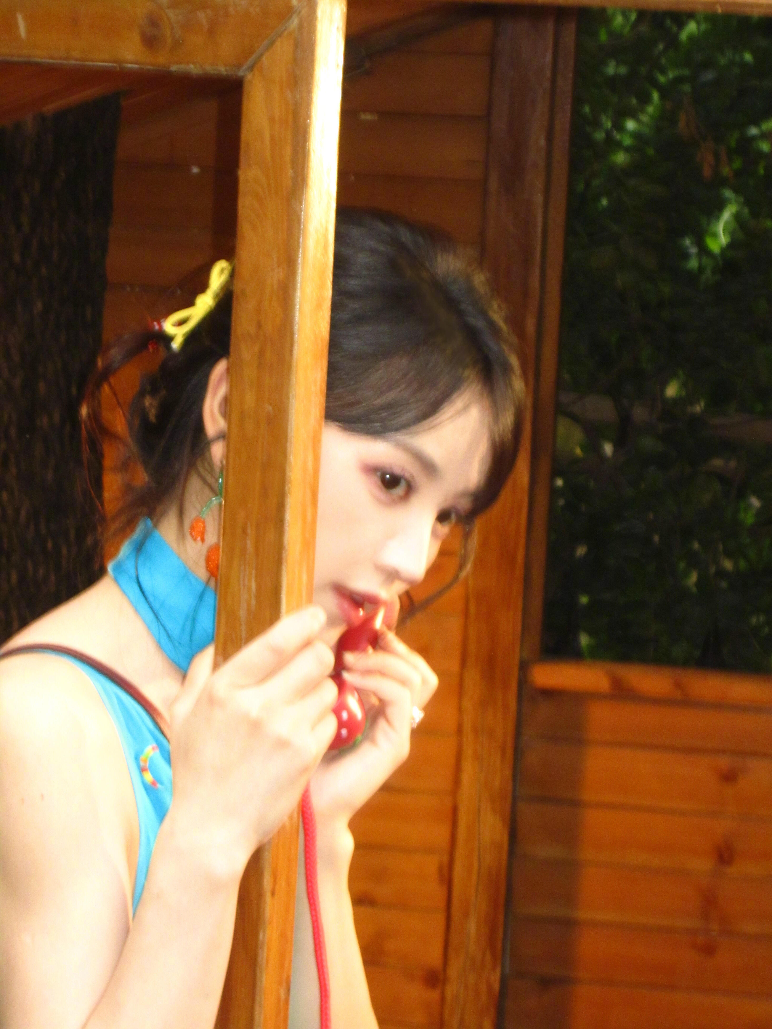 田曦薇y2k造型活力少女感满满，清新自然又可爱 ​​​