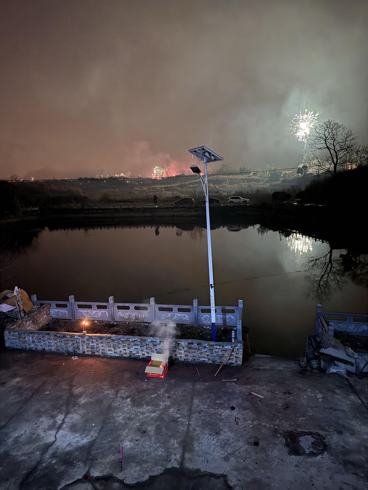 【回老家过年，热闹依旧，却少了儿时的味道】

今年姊妹三家一起回老家乡下过年，一