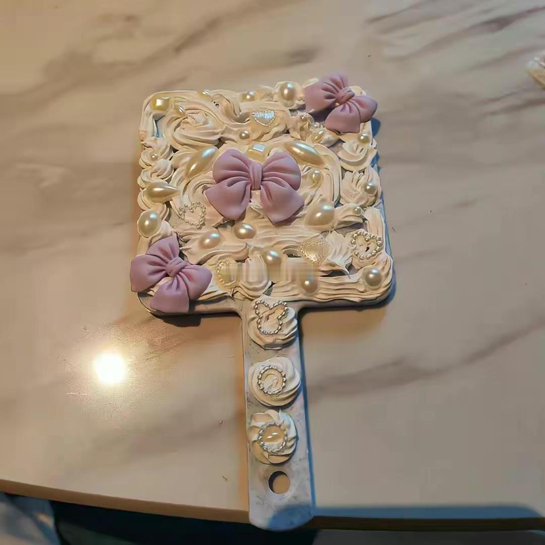 双子座属于风像星座，一般说来，属性是风的星座多半较出世，不拘泥于形式，若照世俗的