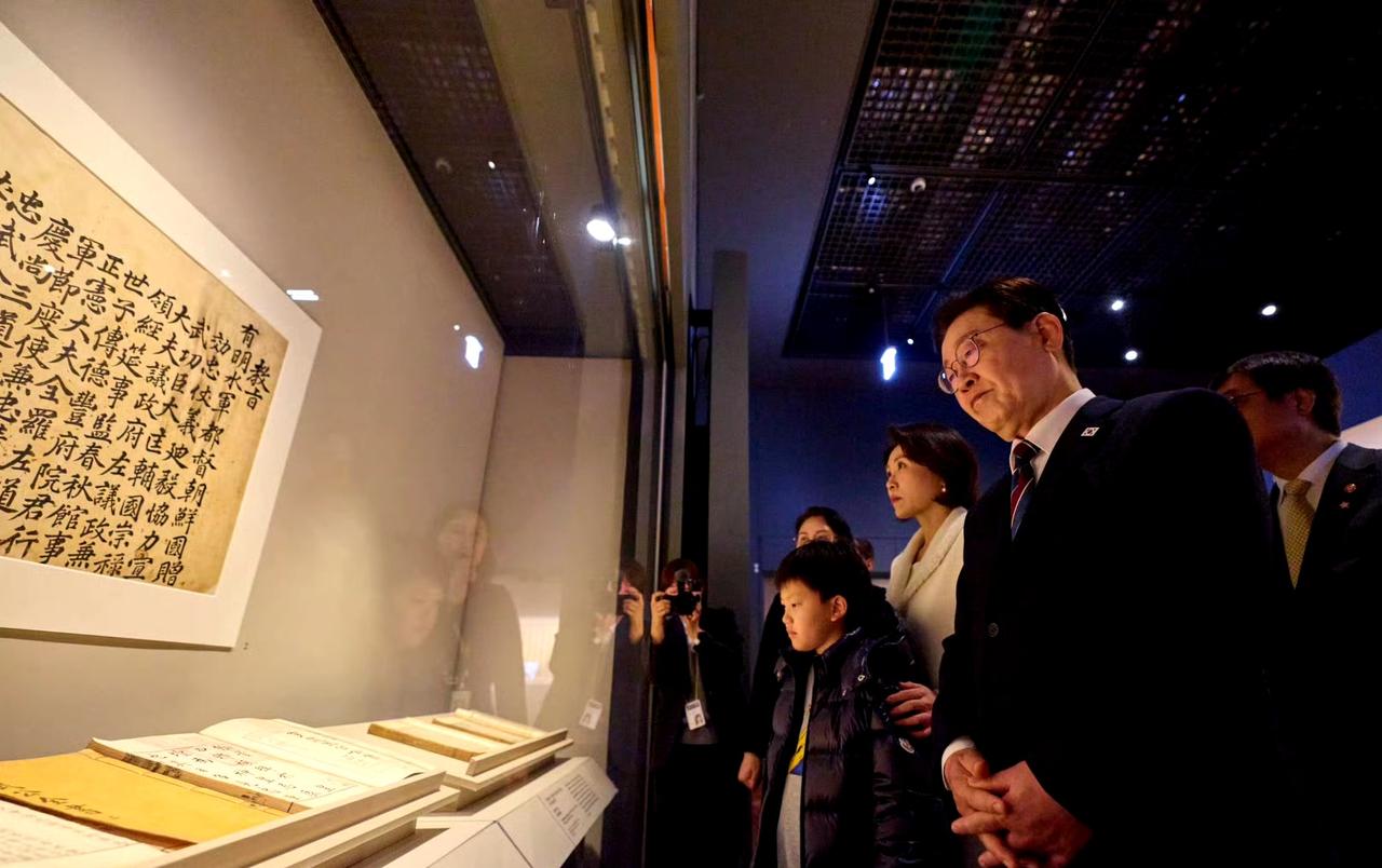 李在明夫妇赴韩国国博参观李舜臣主题展览。 ​​​