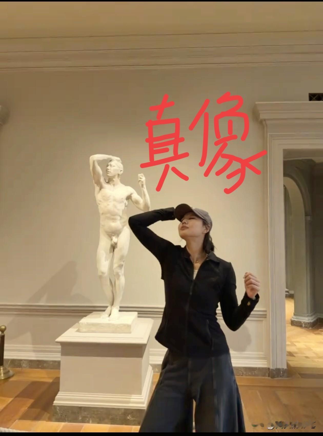 海外留洋的龚翔宇开启了模仿秀，快让人笑掉大牙[呲牙]
瞧，龚翔宇与罗丹大师的艺术