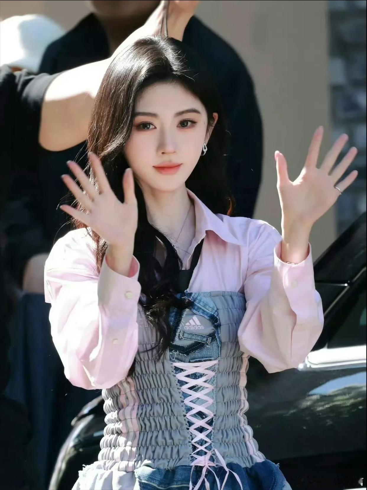 才发现白鹿这个妆容不就是鞠婧祎吗，你觉得谁更适合这个妆容呢？ 
