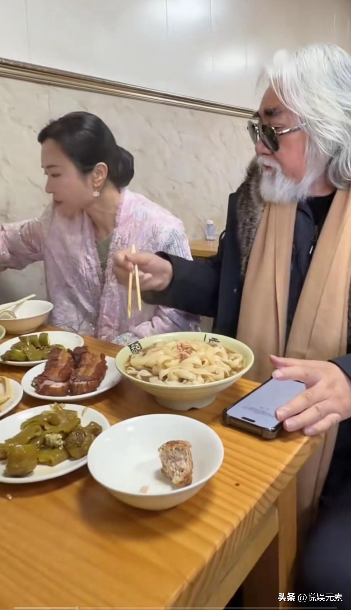 张纪中老师身体蛮好的，
都七八十岁的人了，
还能吃那么一大碗面，
而且红光满面，