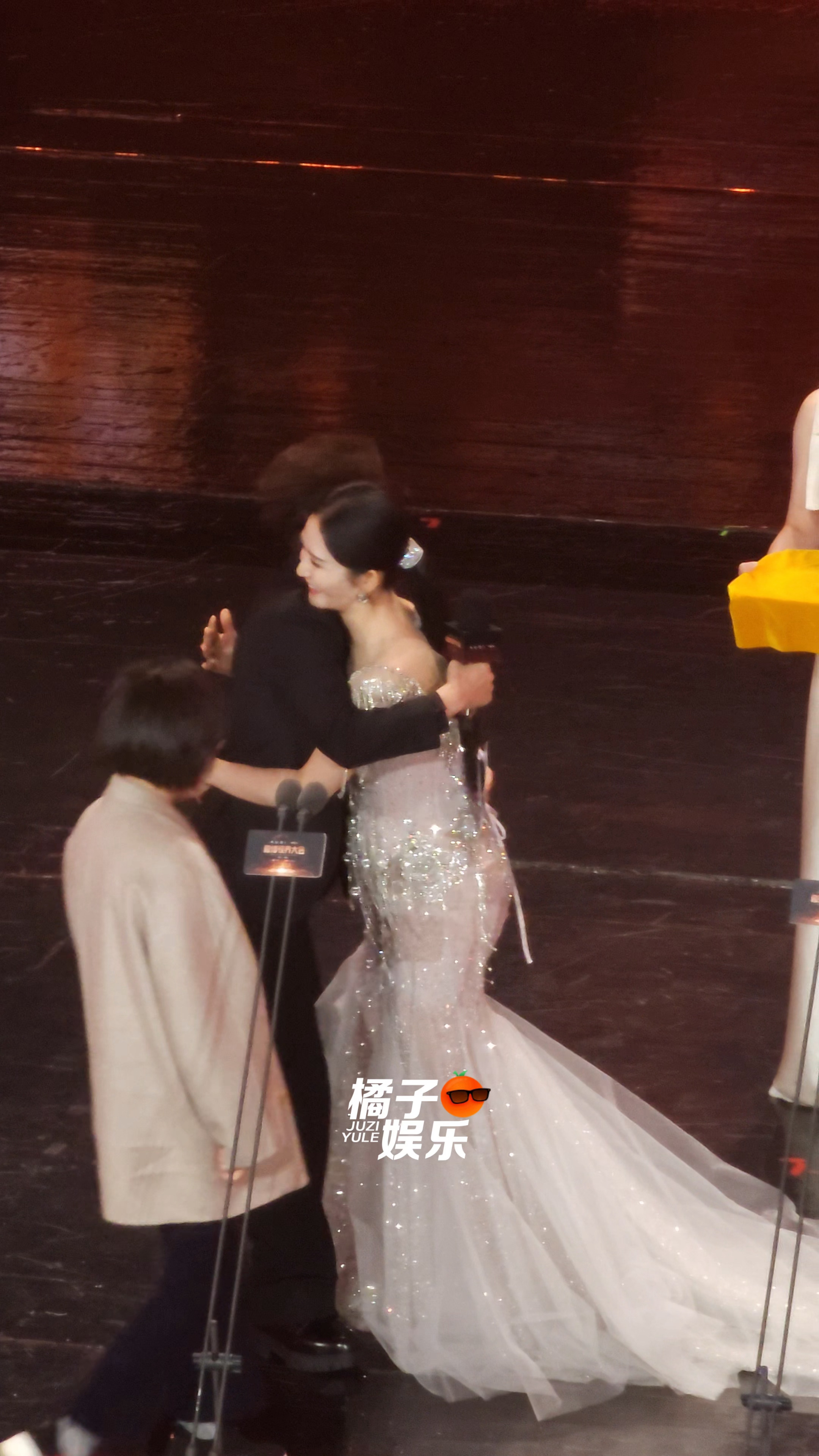 娜姐获奖，何老师上来拥抱娜姐🥹🥹何炅拥抱谢娜谢娜何炅拥抱 ​​​