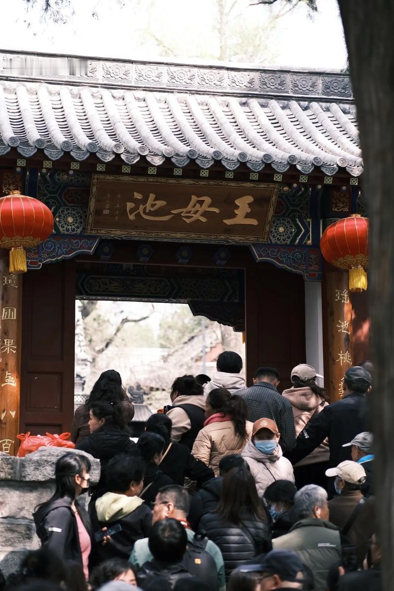 东风拂面绿参差，晓色轻笼岱岳姿。
每逢上巳蟠桃会，此际心魂倍动之。
群仙齐赴瑶池