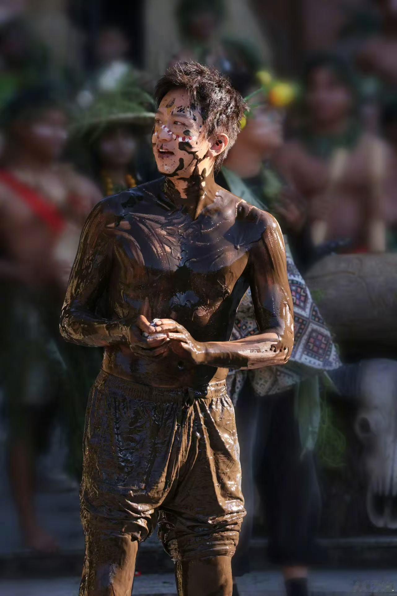 邓超每天洗澡离不开黑泥邓超黑泥五连拍邓超每天洗澡离不开黑泥，哈哈啊哈，哇哦哇哦 