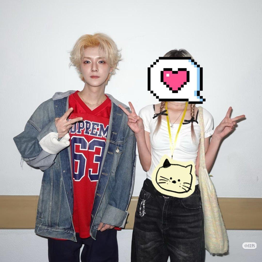 这张路人合照还挺好看的还原了鹿晗的美貌[拜托][拜托] ​​​