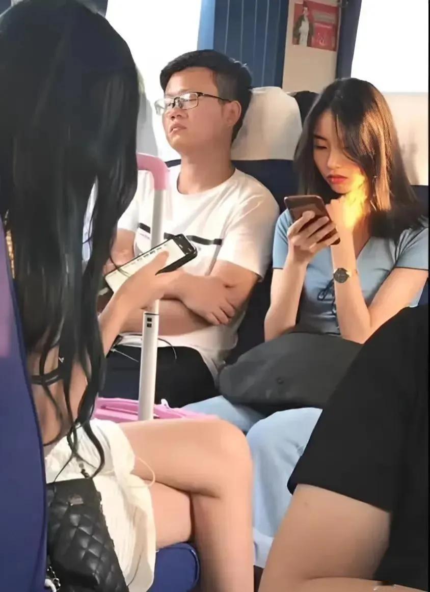 前两天坐动车看到一个闭眼的男士在中间，面无表情，穿着白色衬衫，他看起来有点孤独。