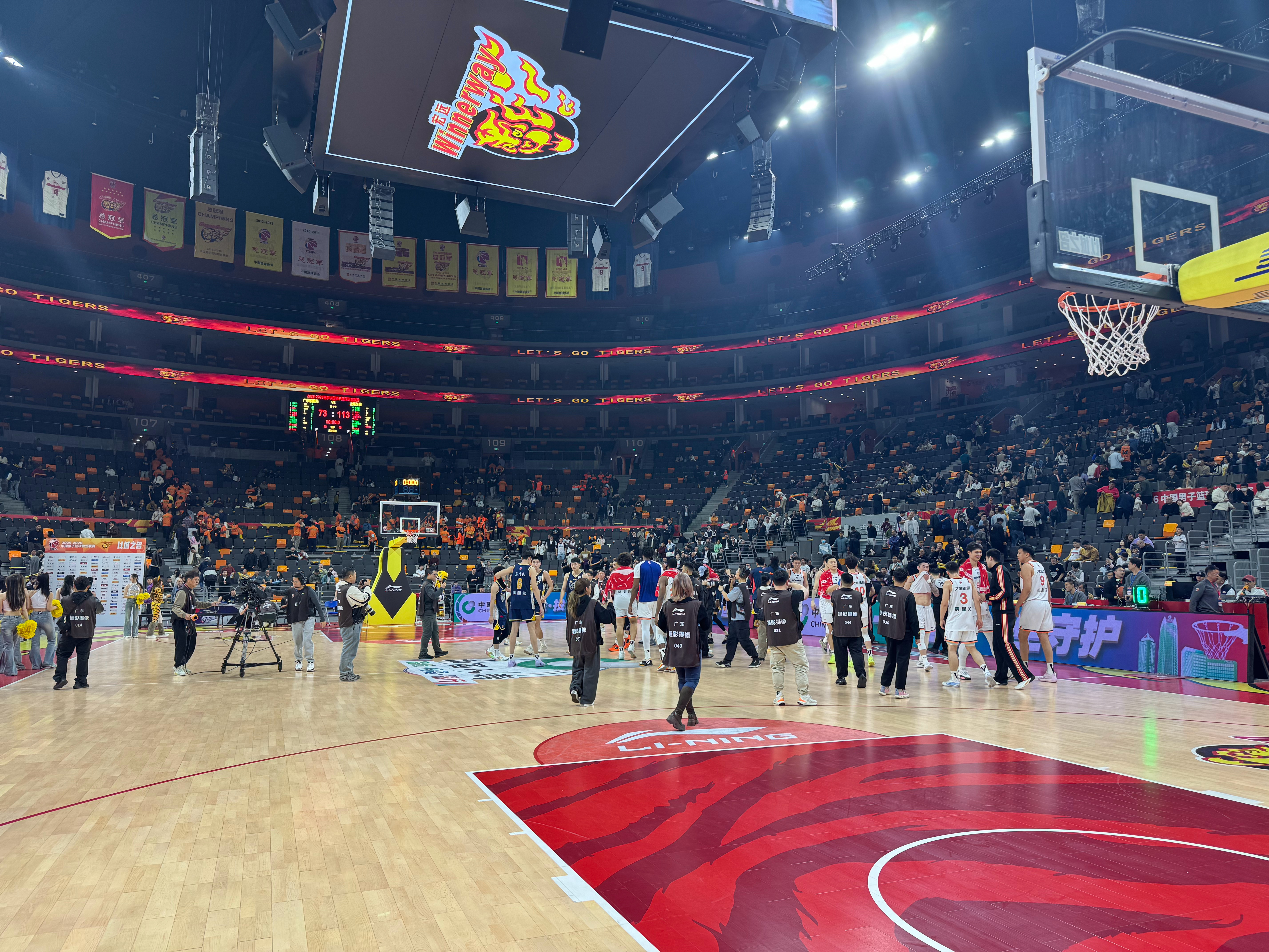见证历史💤上海久事大鲨鱼上海男篮vs广东男篮 东莞·东莞银行篮球中心