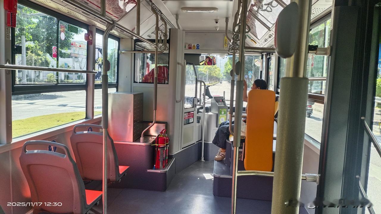 广州黄埔区的公交车整体来说很不错，今天坐了一趟公交车，刚走进车厢就感觉到卫生打扫