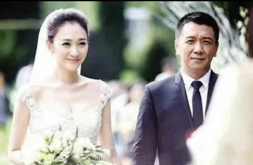 别跟着看热闹，咱得算算这场“离婚大戏”底下埋着的那笔真金白银。
7月13号这瓜一