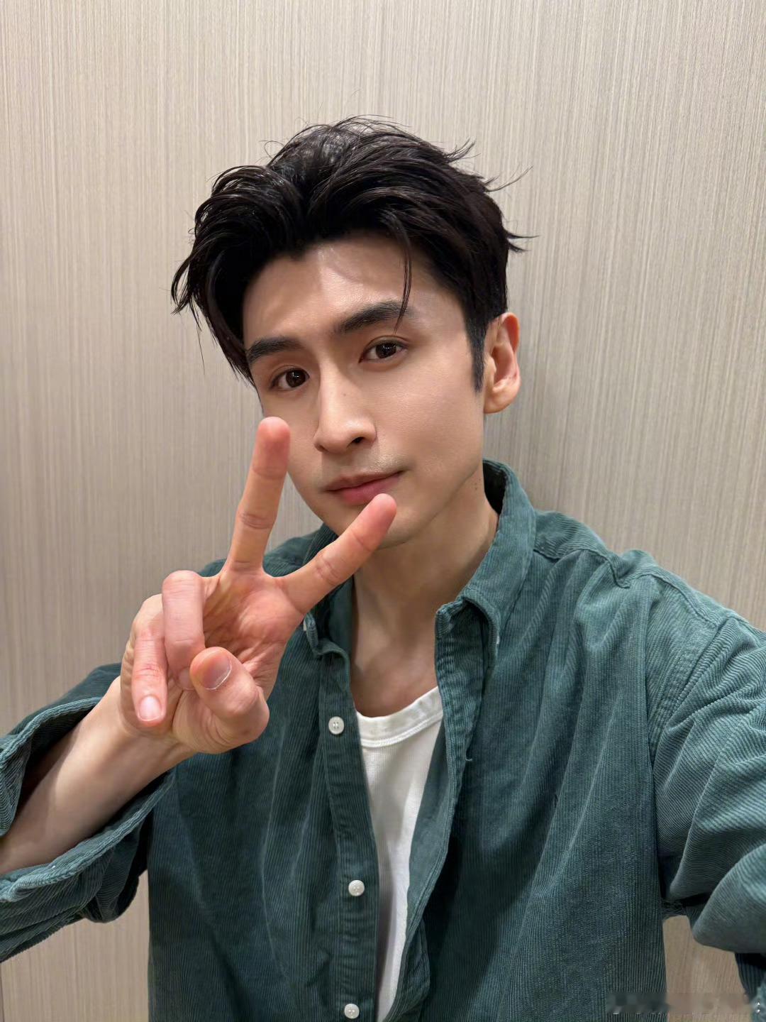 张云龙笑会吧一会就该哭了张云龙比耶自拍张云龙笑会吧一会就该哭了，准备好纸巾了，[
