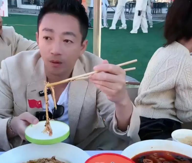汪小菲瞻前顾后，考虑大s是孩子的妈妈，那么，汪小菲不是孩子的爸爸吗？大s总是肆无