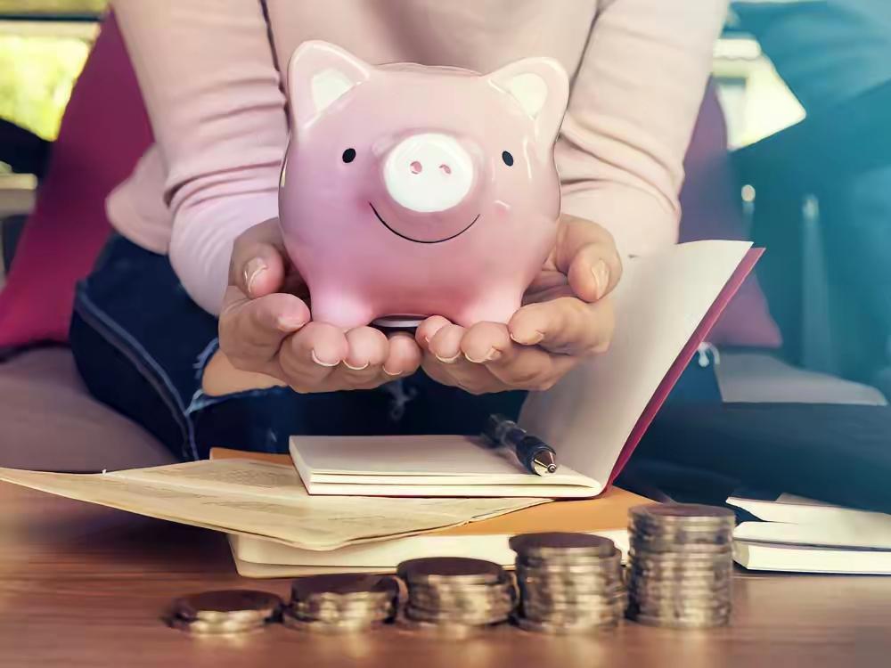 这话我得说三遍：赚钱真不容易，真不容易，真不容易！花钱却比赚钱轻松多了。现在的购