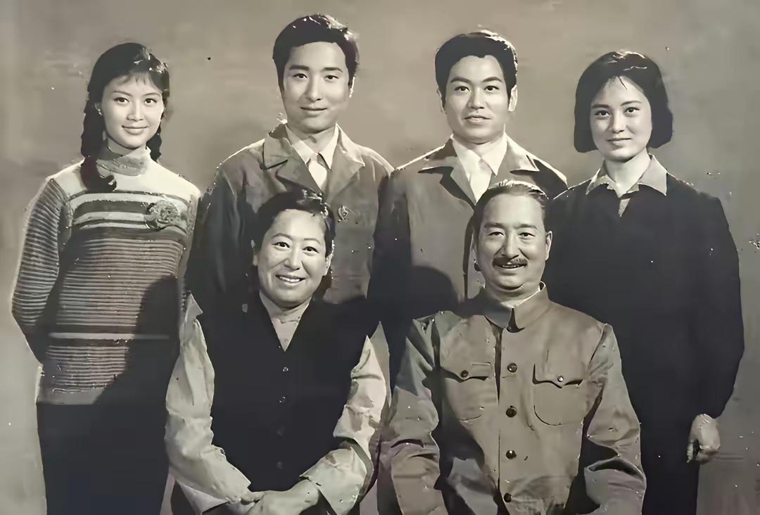 这张黑白照片很旧，但照片里的人有陈佩斯和他的父亲。

他们的精神面貌很好，让人一