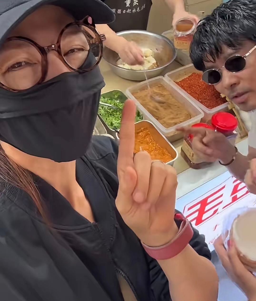 蔡少芬夫妇去重庆游玩，张晋一脸胡渣，老了好多。 