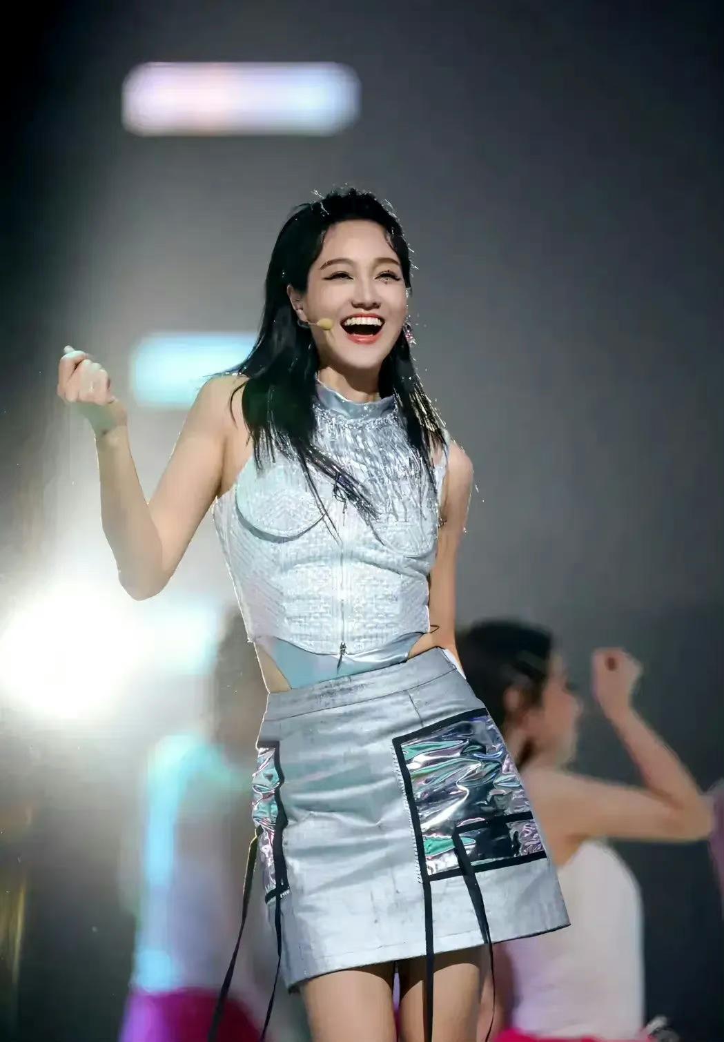 朱丹明明很瘦了但腰上居然还有点赘肉，看来明星们减肥真不容易啊 ​​​