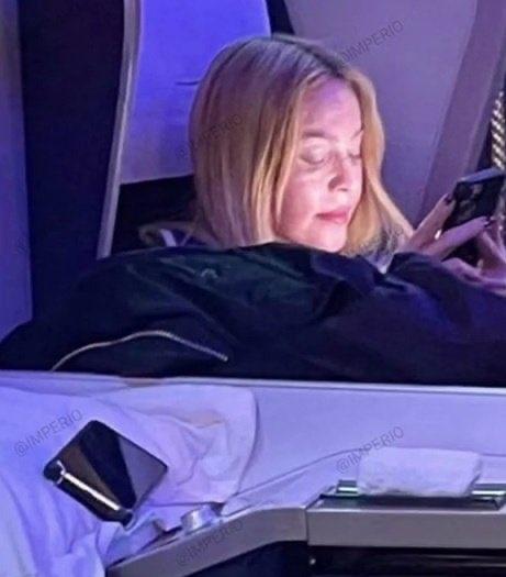 网友坐飞机在头等舱偶遇麦当娜，说她状态像个很好的女孩。其实麦当娜坐经济舱也不是头