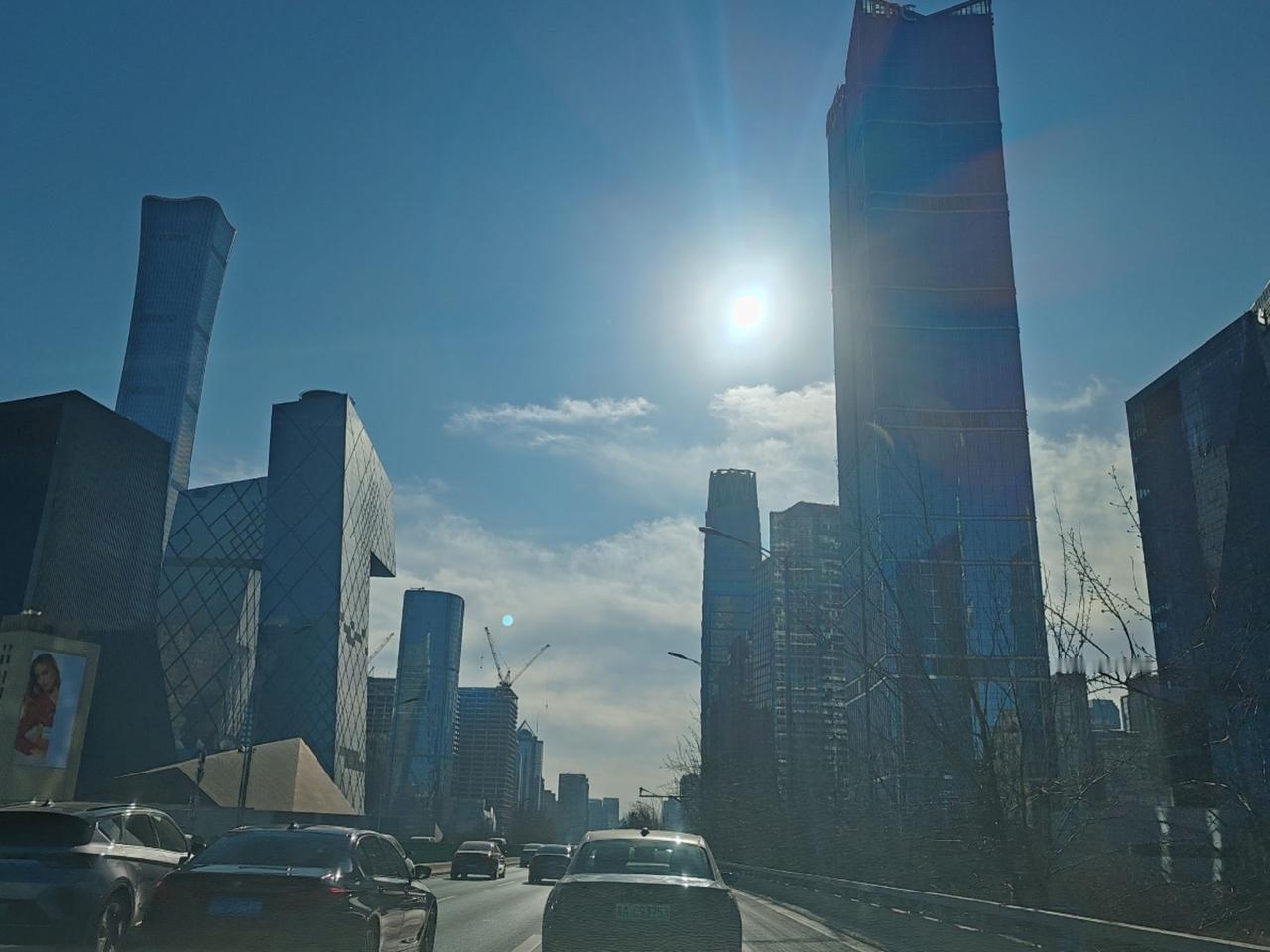 昨晚一场风后，天气很晴朗，体感暖和了一些。以个人的努力积极去推动更多美好发生，合